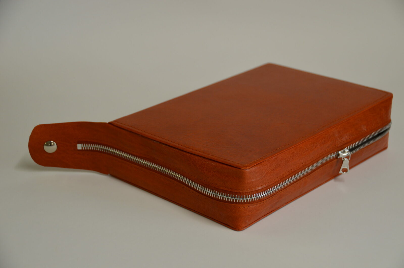 Buch in Ledereinband mit Reissverschluss