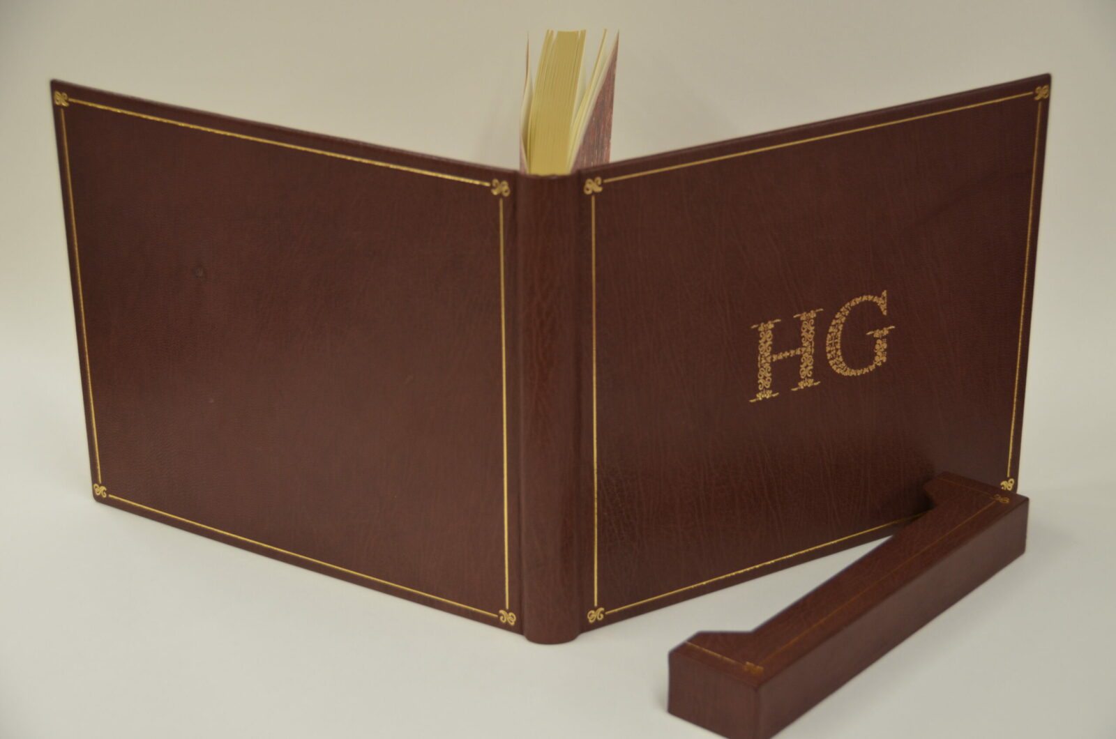 Ganzledereinband mit Linien- und Clichéprägung gold, Goldschnitt und Kantenschoner vorne